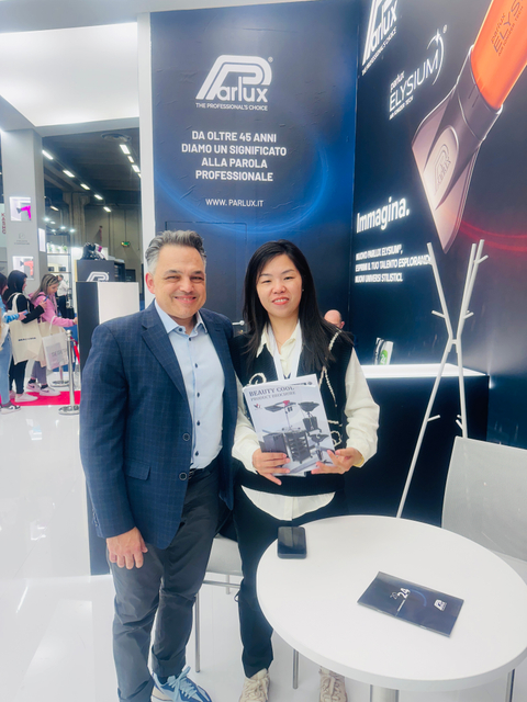 The photo attracted many European customers who pursue aesthetic design to discuss cooperation