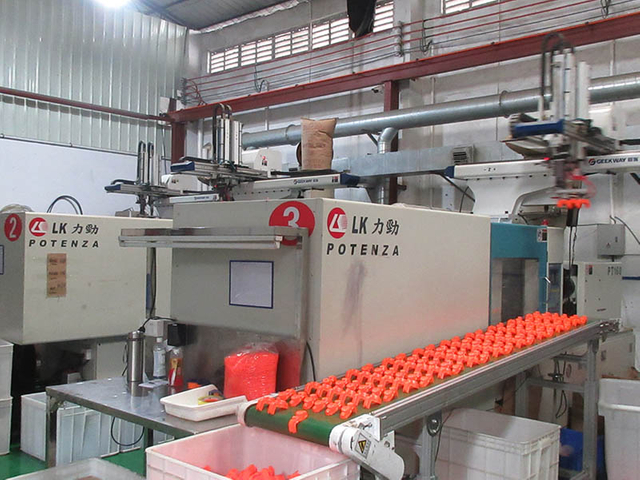 1. Precision Injection Molding: Creating a Strong and Durable Base Material Figure 1 shows our state-of-the-art injection molding plant. Large injection molding machines are running efficiently, injecting high-quality plastic materials into precision molds. Through precise temperature control and pressure regulation, we are able to produce the plastic parts required for salon carts, such as drawers, partitions and frame connectors. These components not only need to have excellent strength and durability, but also ensure dimensional accuracy, laying a solid foundation for subsequent assembly