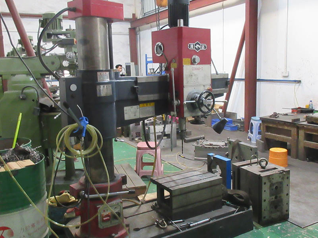 6. Precise metal processing: to create a solid skeleton The metal frame of a salon cart is an important guarantee of its stability. The picture shows our metal processing workshop, where a variety of specialized metal processing equipment can be seen. Through precise cutting, welding and grinding processes, we manufacture high-strength metal frames that provide solid support for the carts